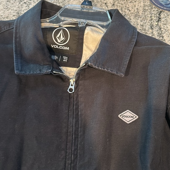 Volcom jacket
Medium weighty
Clean, no stains or spots - Picture 3 of 3
